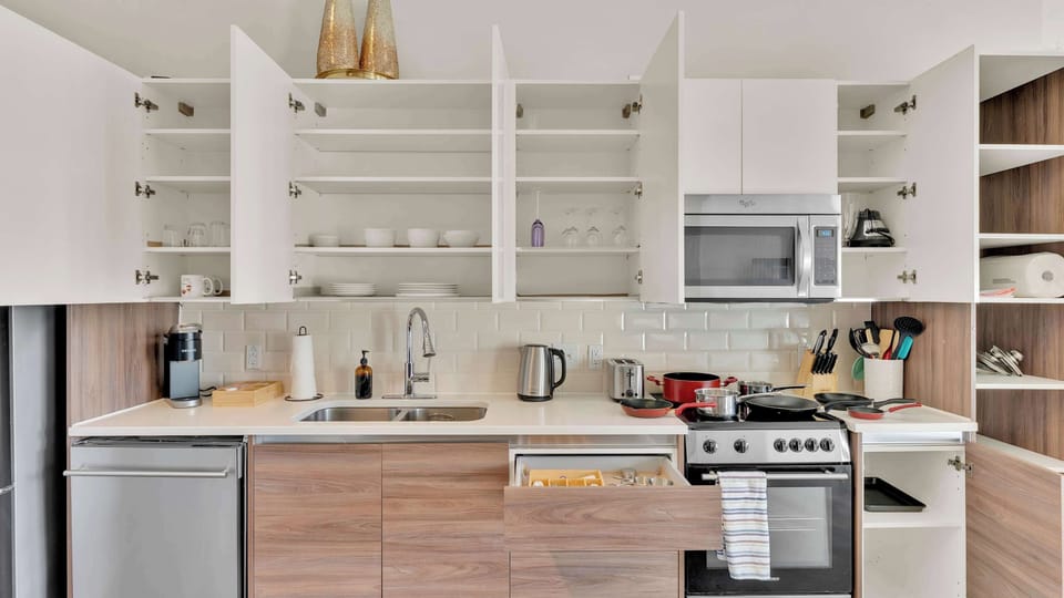 Kitchen: Modern design with sleek finishes, perfect for culinary adventures in Dallas!