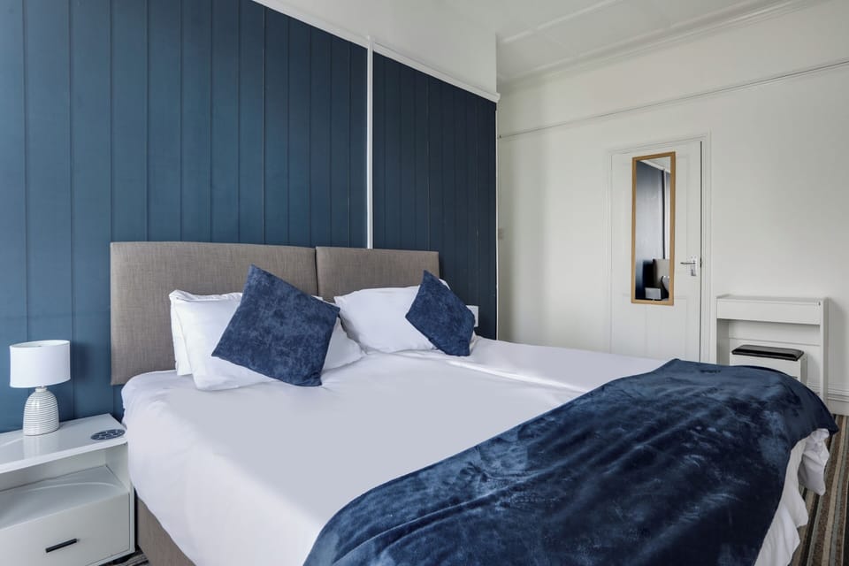 Standard Double Room, 1 Double Bed | Desk, free cribs/infant beds, rollaway beds, bed sheets