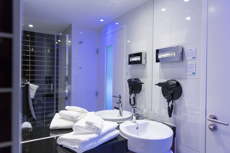 Shower, free toiletries, hair dryer, towels