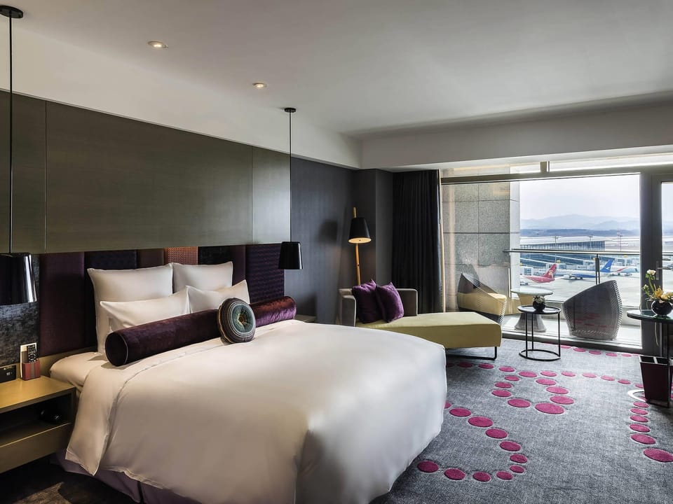Deluxe Room, 1 King Bed | 1 bedroom, minibar, in-room safe, desk