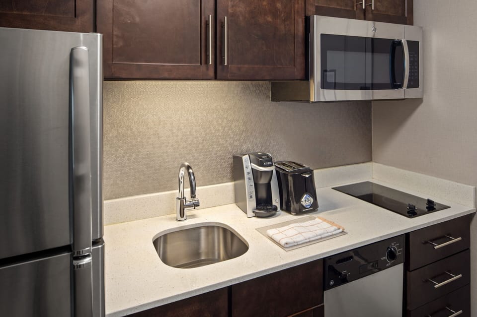 Coffee/tea maker, fridge, microwave, stovetop