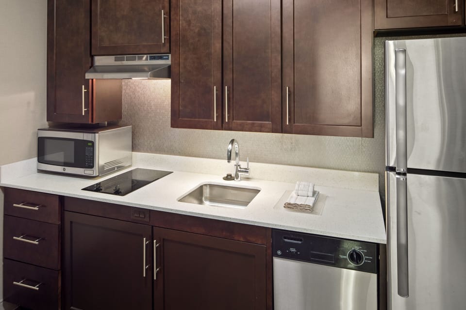 Coffee/tea maker, fridge, microwave, stovetop