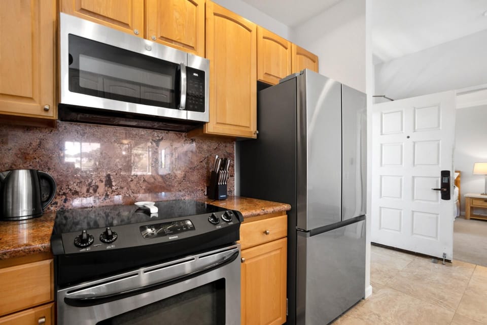 Whip up paradise on polished granite as island breezes drift in—this kitchen’s ready for coffee, cocktails & coconut cake   