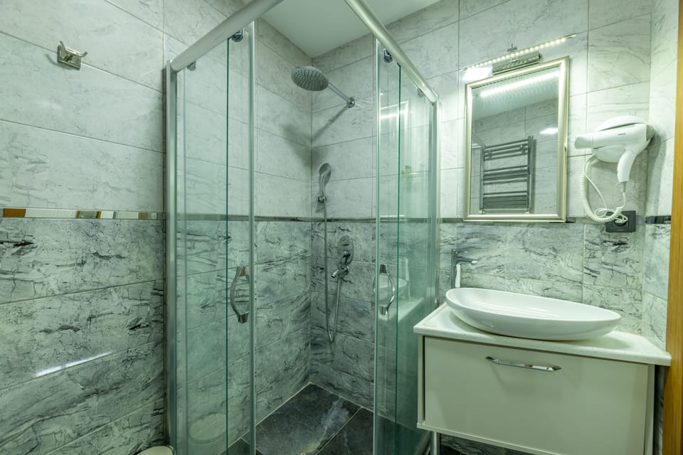 Deluxe Double Room, 1 King Bed, Sea View | Bathroom | Shower, rainfall showerhead, hair dryer, slippers