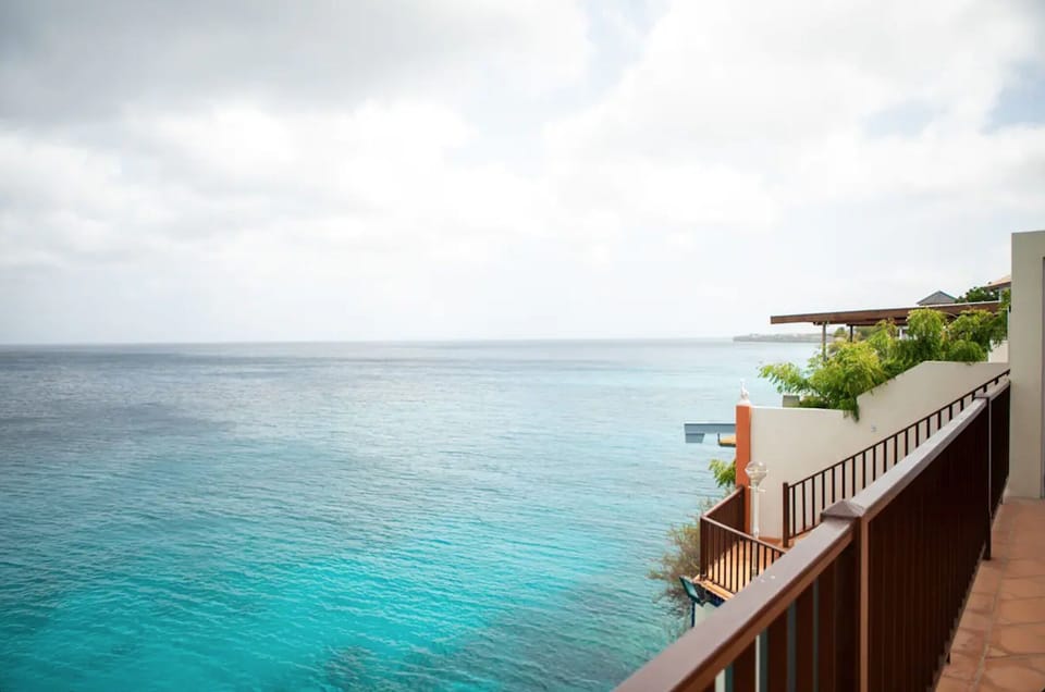 Total shot Ocean from balcony