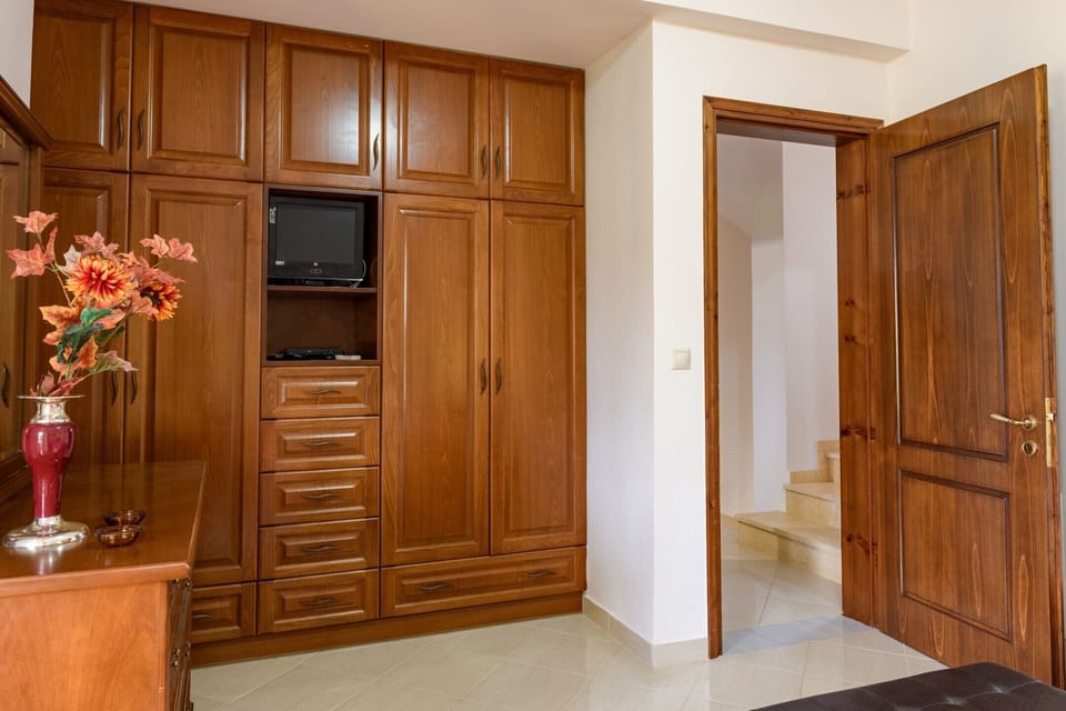 Classic Villa | 6 bedrooms, soundproofing, iron/ironing board, free WiFi