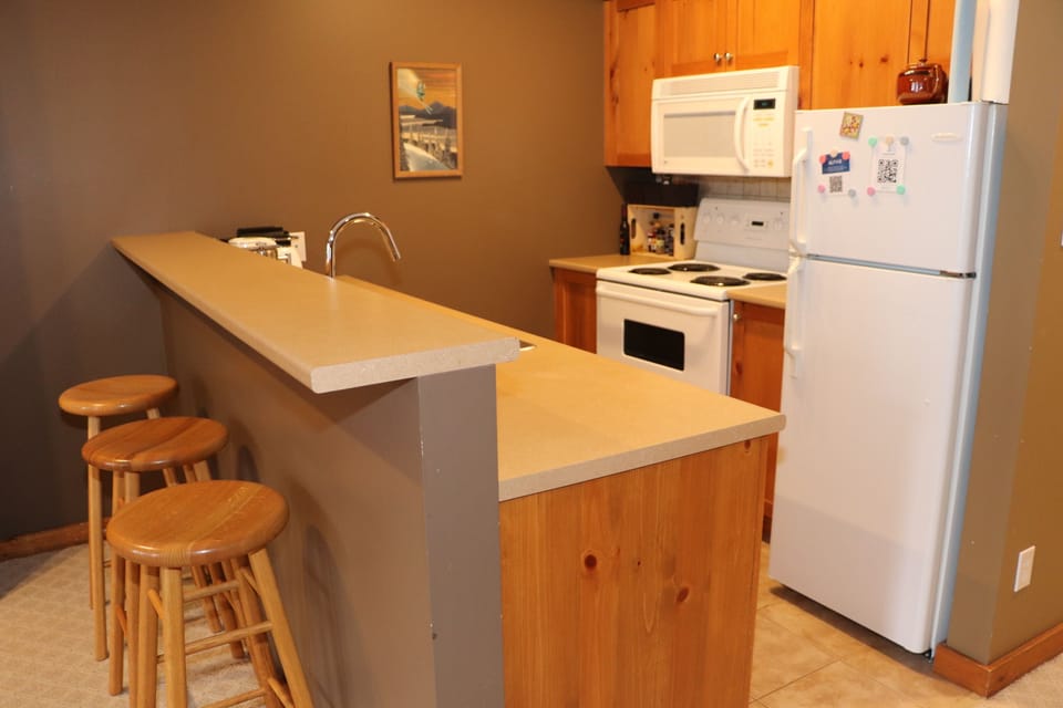 Full Kitchen to Make Great Meals 