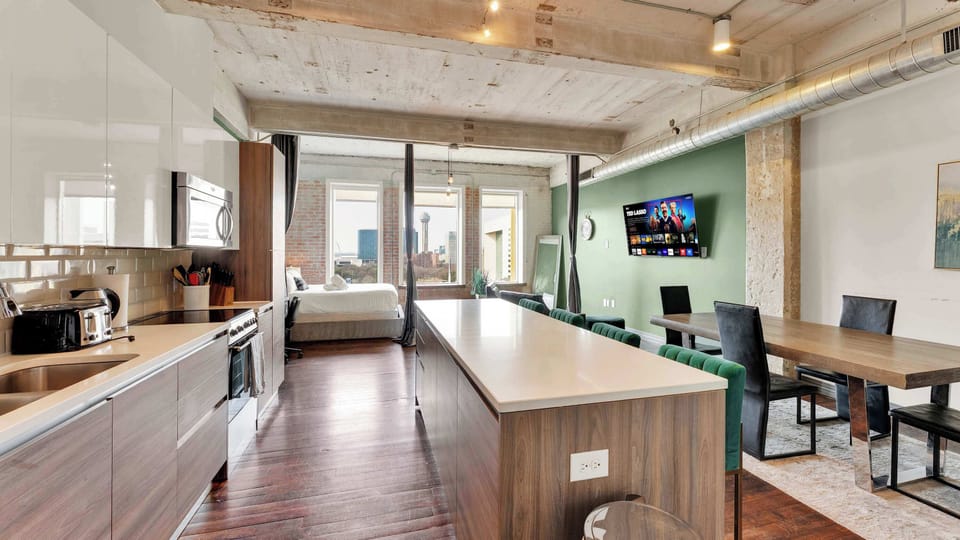 Chic Studio: Enjoy stunning views and modern amenities in a vibrant Dallas oasis!