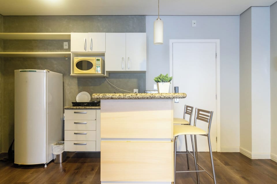 Suíte Júnior | Private kitchen | Fridge, microwave