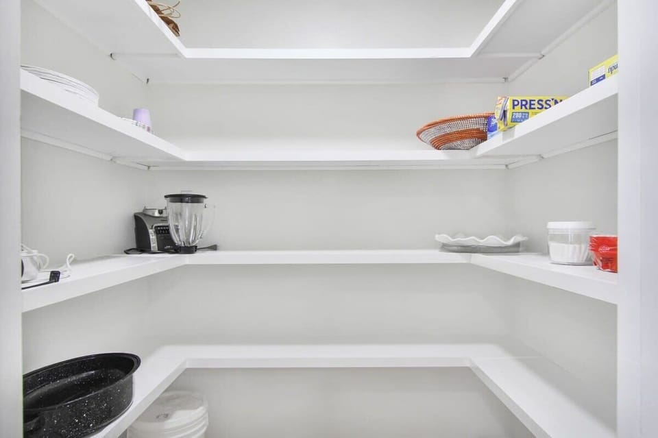Walk-in Pantry 