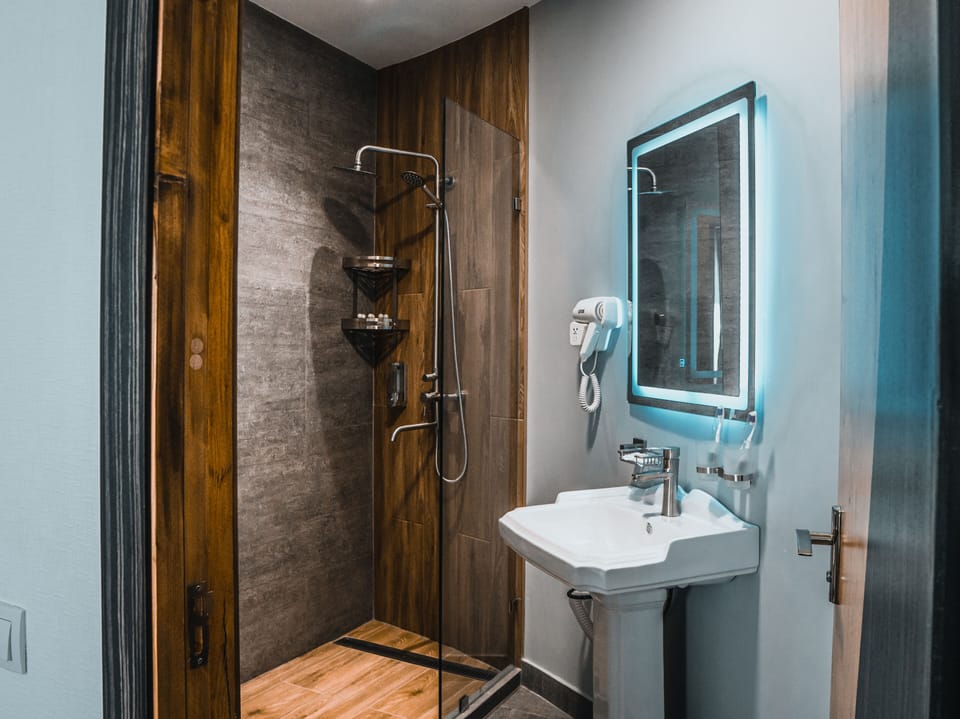 Economy Triple Room | Bathroom | Shower, free toiletries, hair dryer, slippers
