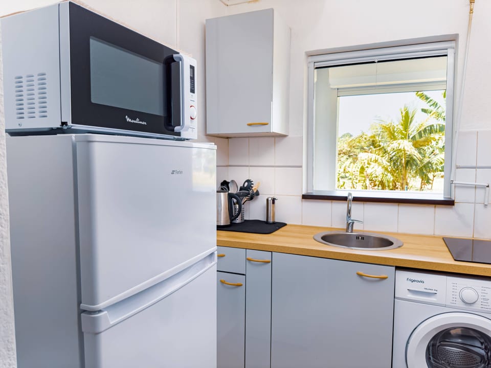 Comfort Apartment | Private kitchenette | Oven, stovetop, electric kettle, toaster oven