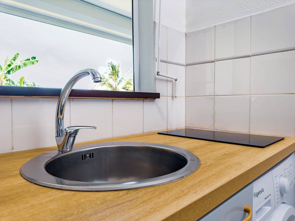 Comfort Apartment | Shared kitchen facilities | Oven, stovetop, electric kettle, toaster oven