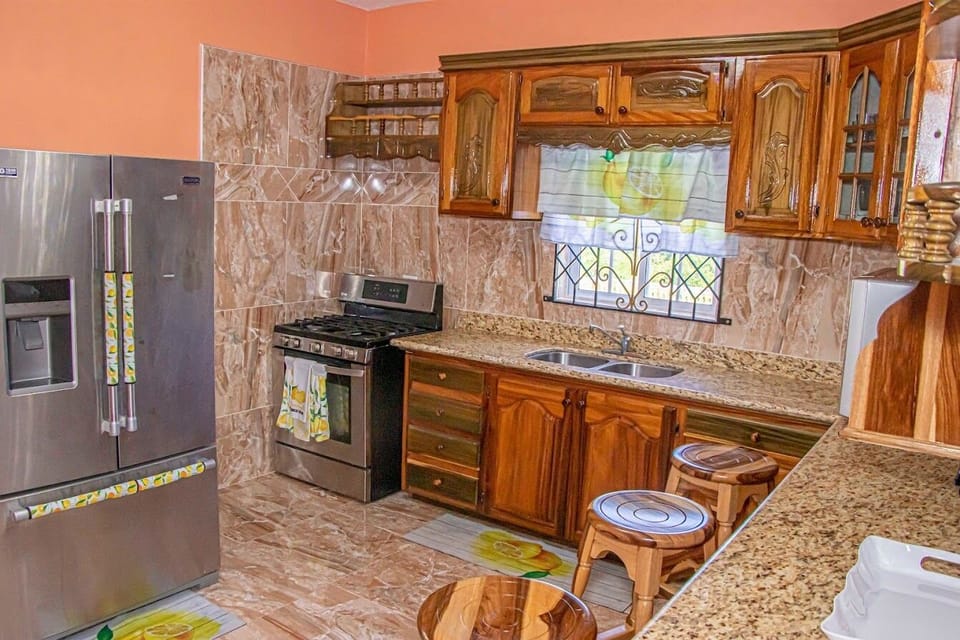 Full-size fridge, microwave, oven, freezer