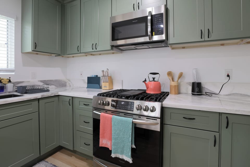Full kitchen with complete kitchen utensils