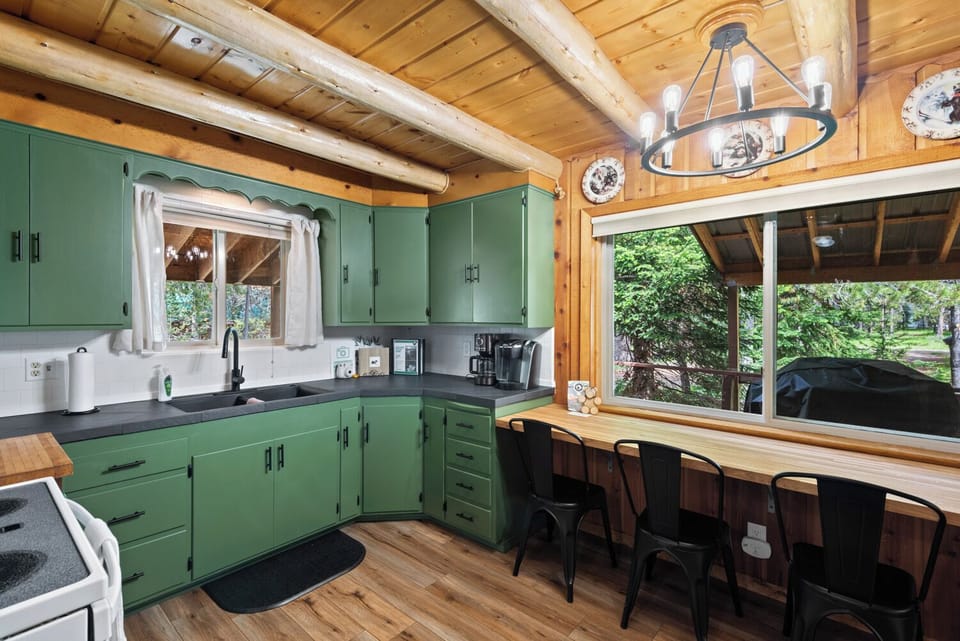 Fully stocked kitchen for long stays and family cookouts