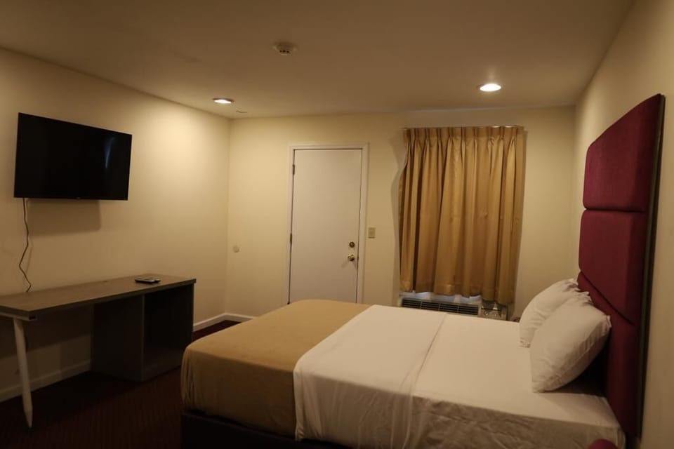 Combined shower/tub, free toiletries, hair dryer (on request), towels