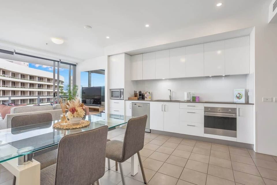 hare slow breakfasts and easy dinners around the dining table after days spent exploring the reef and waterfront.