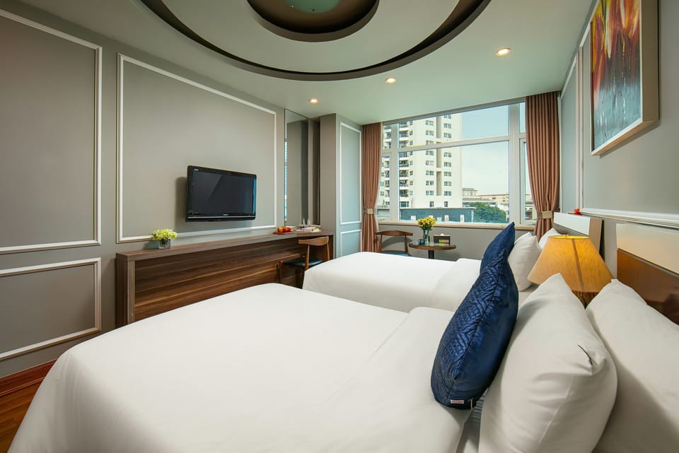 Deluxe Twin Room | Minibar, desk, blackout drapes, soundproofing