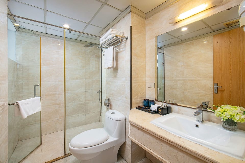 Deluxe Twin Room | Bathroom | Free toiletries, hair dryer, bathrobes, slippers