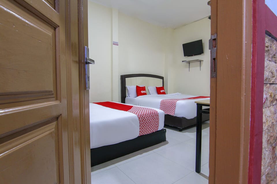 Deluxe Double Room | Laptop workspace, WiFi (free), bed sheets