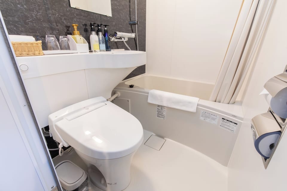 Combined shower/tub, towels