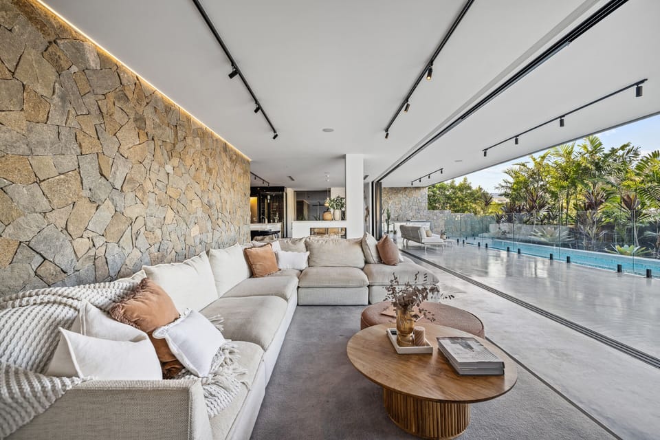 Living Space opening directly onto the pool