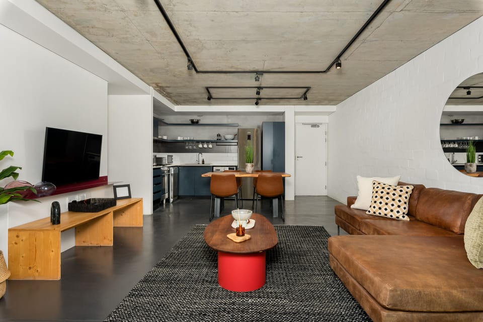 Deluxe Apartment | Living area | 40-inch flat-screen TV with cable channels, TV, Netflix