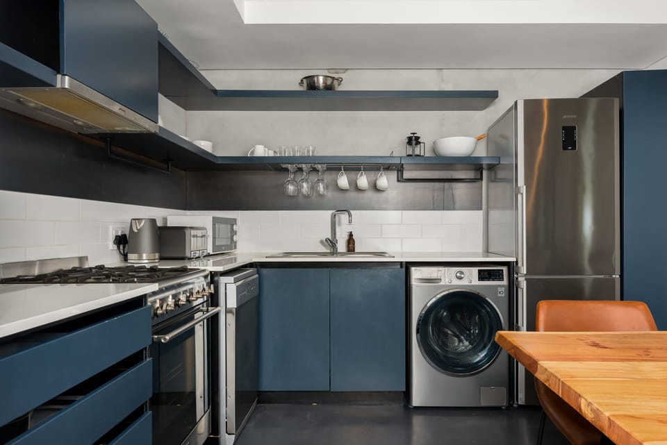 Deluxe Apartment | Private kitchen | Fridge, microwave, oven, stovetop