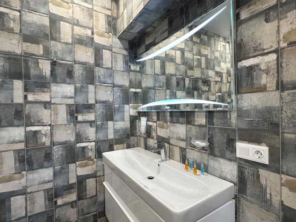 Luxury Suite, Courtyard View | Bathroom | Jetted tub, rainfall showerhead, designer toiletries, hair dryer