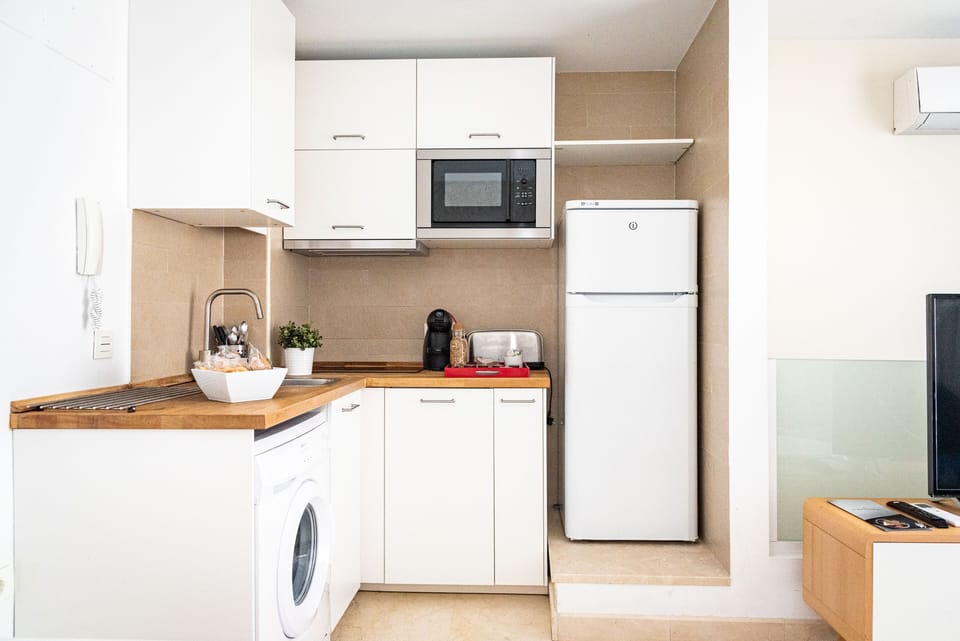 Full-size fridge, microwave, stovetop, coffee/tea maker