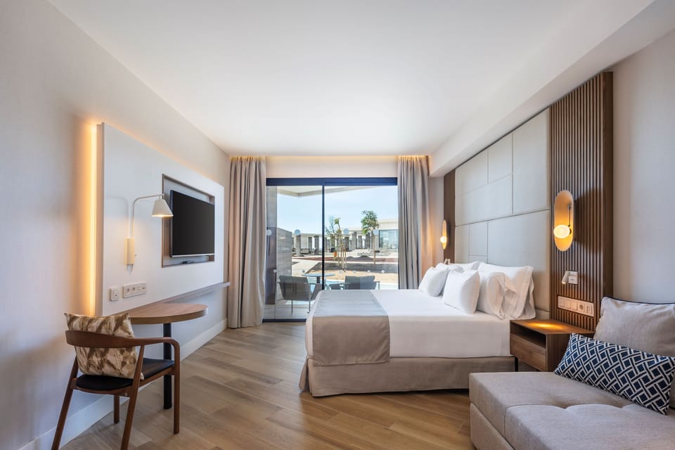 Premium bedding, minibar, in-room safe, iron/ironing board
