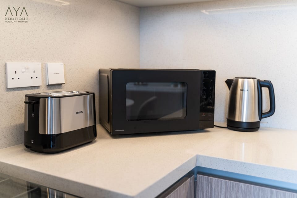 Luxury Apartment, 1 Bedroom | Private kitchen | Full-size fridge, microwave, oven, stovetop