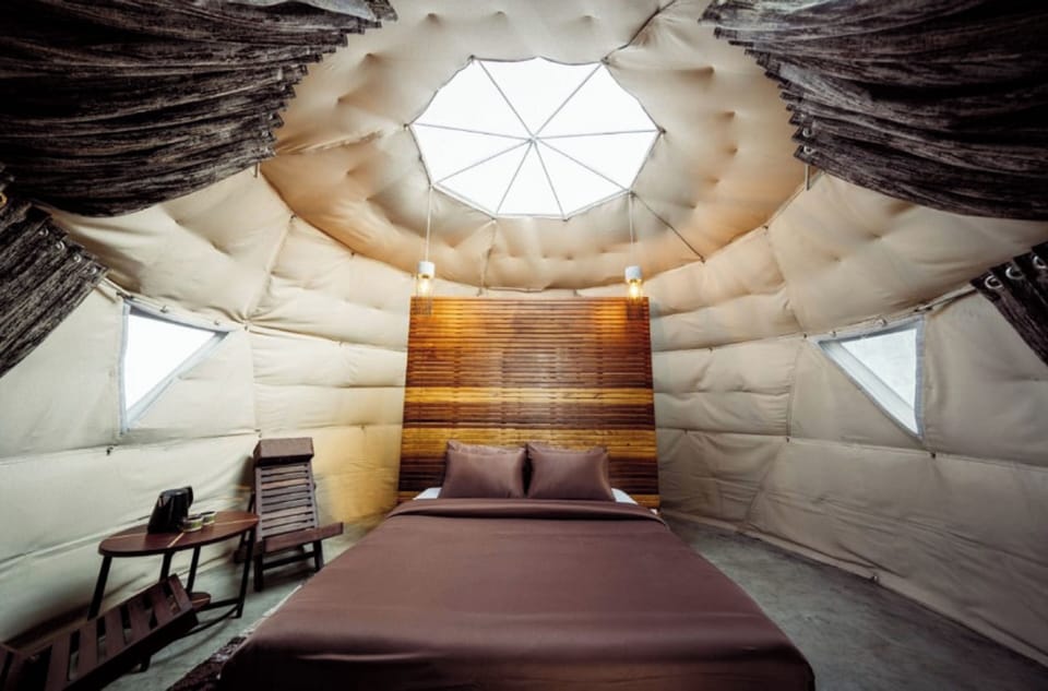Elite Tent | Premium bedding, desk, WiFi (free), individually decorated