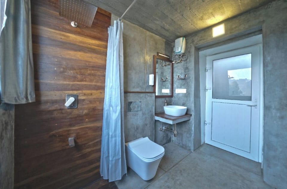 Elite Tent | Bathroom | Shower, towels