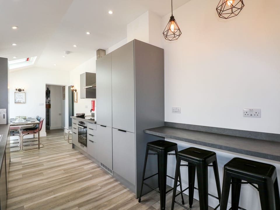 Cottage | Private kitchen | Fridge, dishwasher, electric kettle, toaster