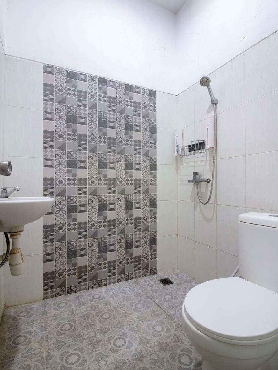 Standard Double Room | Bathroom | Shower, towels, toilet paper