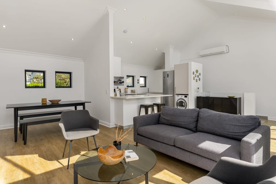 Comfort Apartment | Living area | 32-inch flat-screen TV with cable channels, TV, Netflix