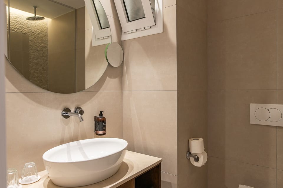 Junior Suite | In-room safe, blackout drapes, free WiFi, bed sheets