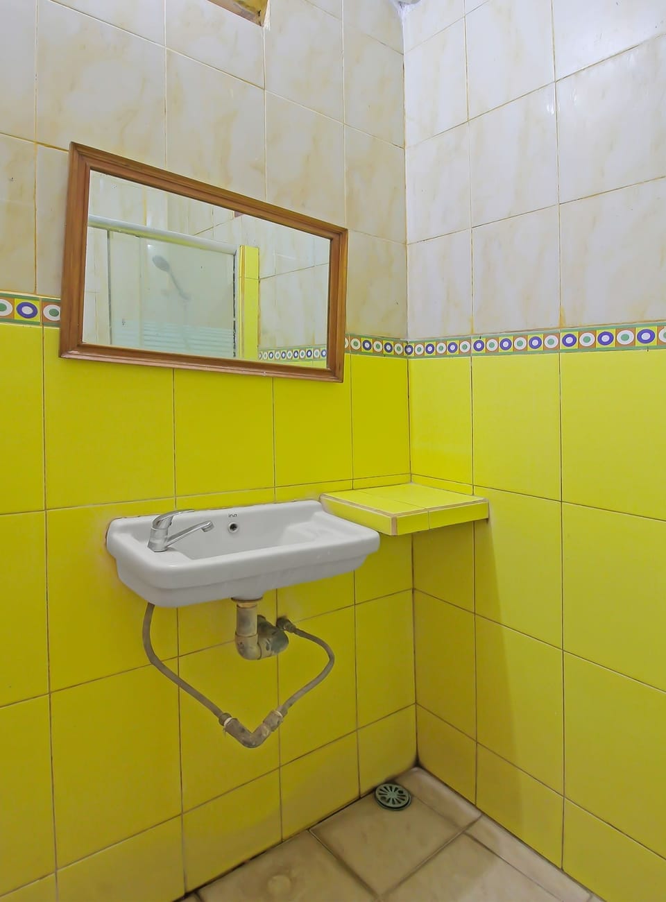 Shower, rainfall showerhead, towels, soap