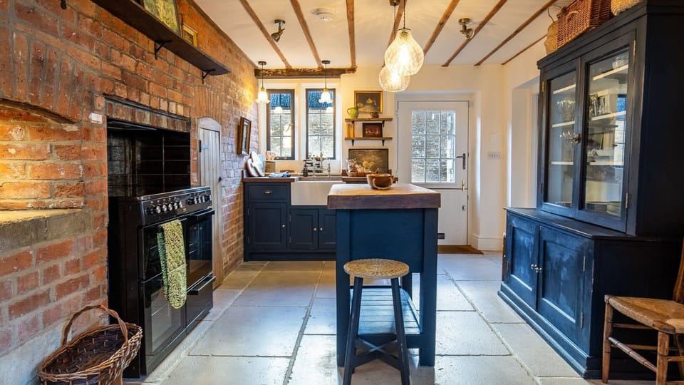 Kitchen with range cooker, Little Oakley Cottage, Bolthole Retreats