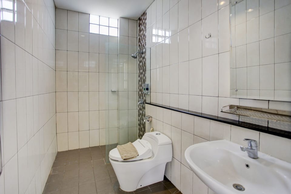Family Suite | Bathroom | Free toiletries, towels, soap, shampoo