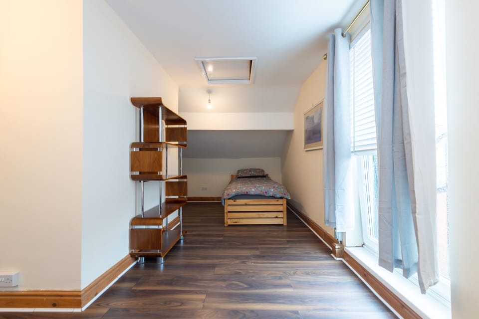 House | 5 bedrooms, free WiFi, bed sheets