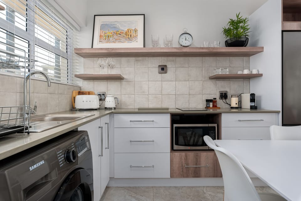 City Studio | Private kitchen | Fridge, microwave, oven, stovetop
