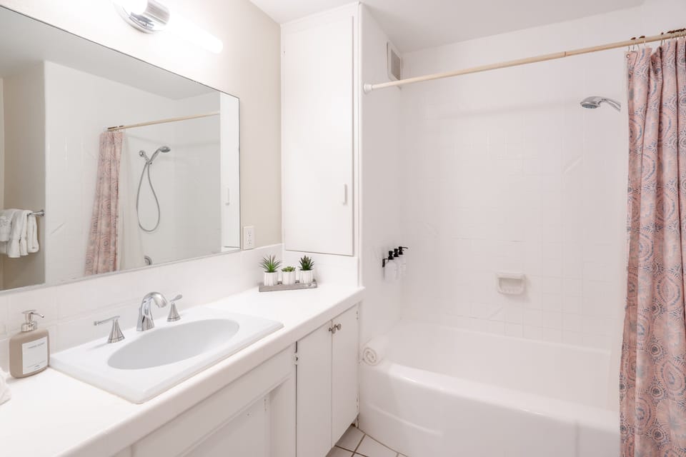 Unit B - 2BR/1BA - Unit B - 2BR/1BA