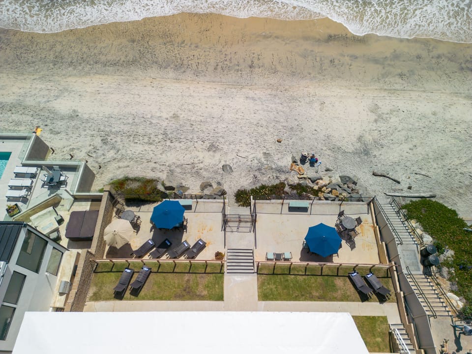 Spacious yard and beachfront patio space - Spacious yard and beachfront patio space