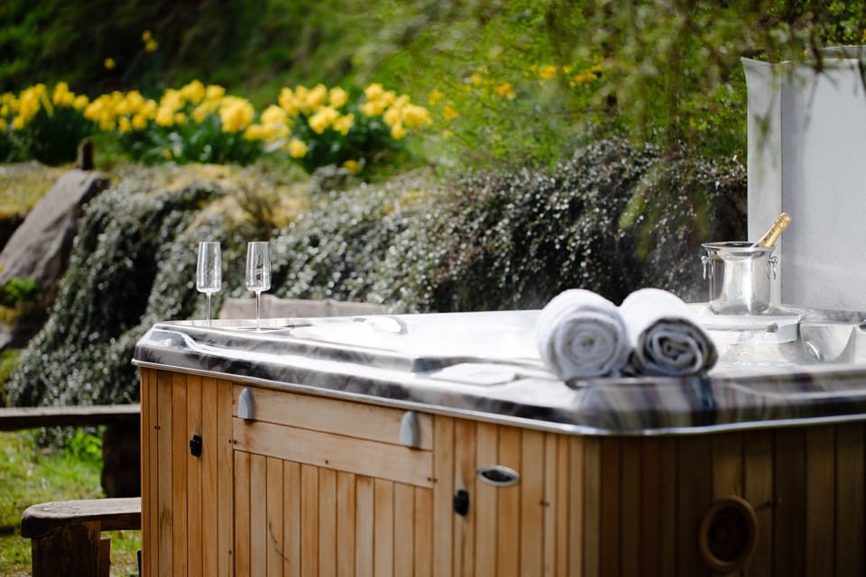 Feshiebridge Cottage hot tub
