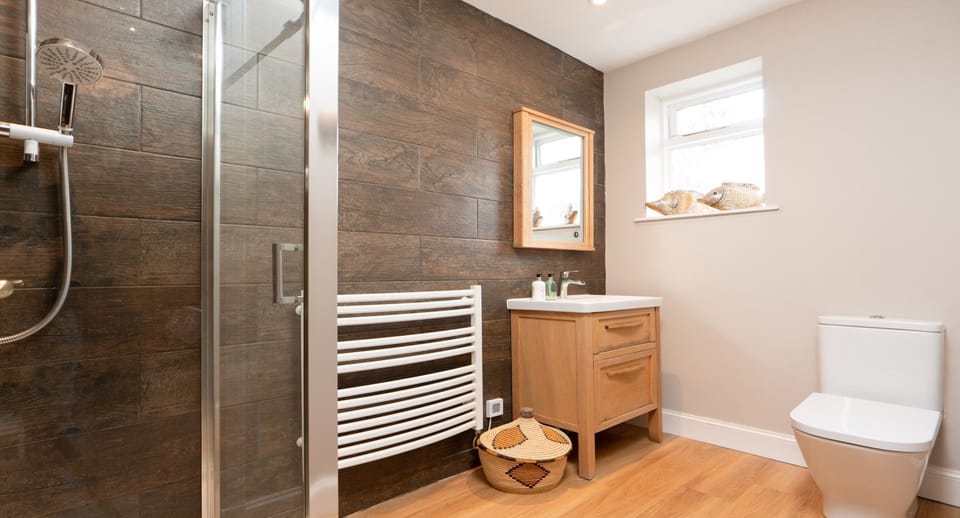 Four Pines Lodge shower room