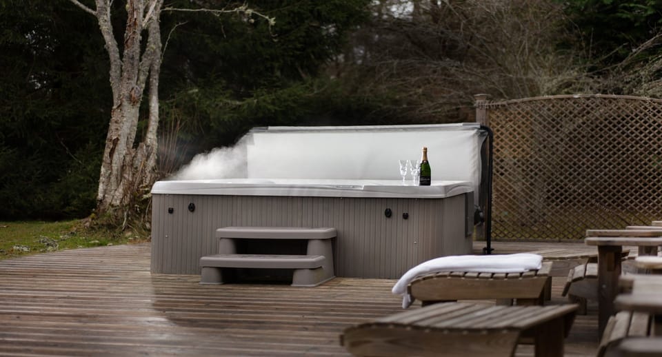 Four Pines Lodge hot tub