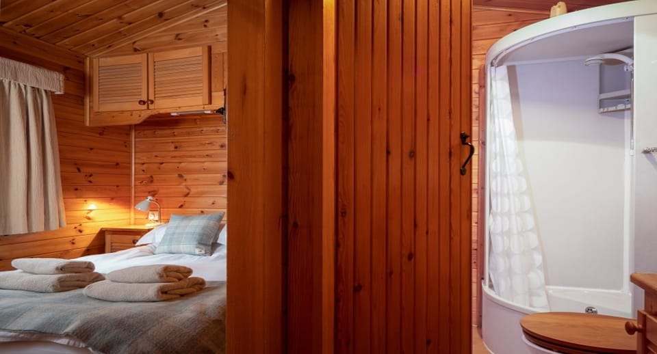 Twa Hoots Lodge double bedroom